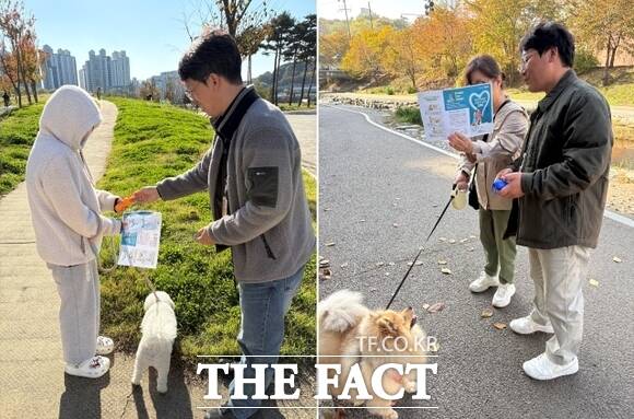 경기 남양주시 명예동물보호관이 산책로에서 만난 시민들을 상대로 펫티켓 홍보를 진행하고 있다./남양주시