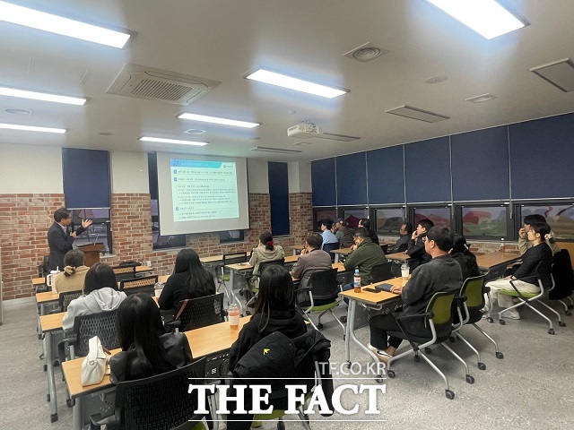 재단법인 익산푸드통합지원센터가 18일 직원 역량 강화 및 부패 방지를 위한 직원 맞춤형 교육을 실시하고 있다./익산푸드통합지원센터