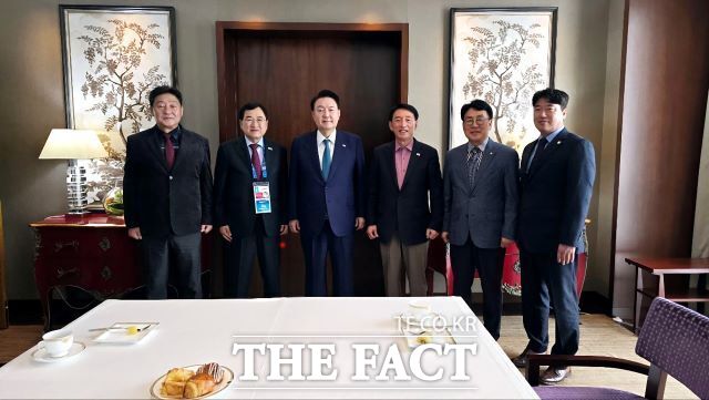 경북 경주시가 2024 APEC 정상회의 개최지인 페루 리마를 방문해 윤석열 대통령을 예방한 모습./경주시