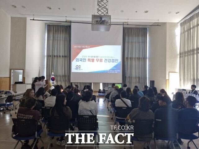 충남 논산시가 18일 외국인 계절근로자 729명을 대상으로 ‘원스톱 맞춤형 건강검진’에 대해 설명하고 있다. /논산시