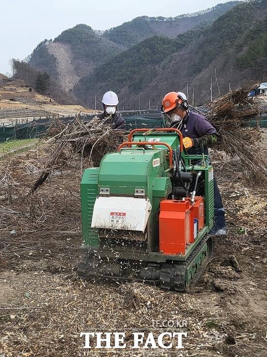 무주군이 고추 지지대 등 영농부산물 안전처리 지원사업을 벌여 호응을 얻고 있다. /무주군