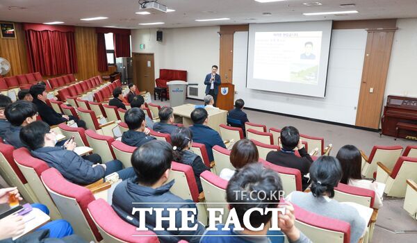 충남대학교병원(병원장 조강희)이 19일 본관에서 중대재해처벌법 준수와 중대재해예방을 위한 안전관리자 역량 강화 교육을 진행했다. 대한산업안전협회 대전지역본부 성민영 국장이 ‘각 분야 안전관리자들의 역할의 중요성과 담당 직무 역량 강화’를 주제로 강연을 하고 있다./충남대학교병원