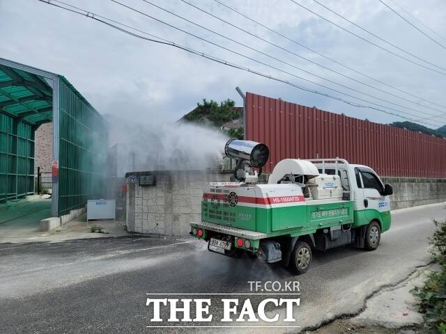 경기도북부동물위생시험소가 경기 연천군의 한 농가를 대상으로 아프리카돼지열병(ASF) 방역작업을 하고 있다./경기도