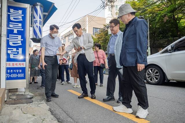 지난 6월 이기재 양천구청장(왼쪽 두번째)이 목동깨비시장 일대 현장을 찾아 살펴보고 있다. /양천구