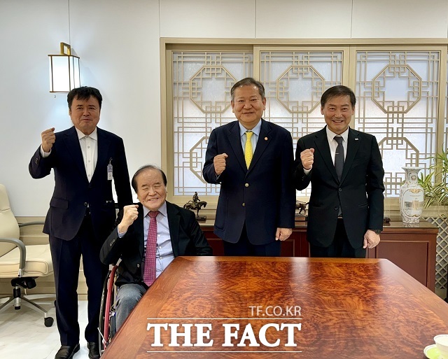 전춘성 전북 진안군수는 이상민 행정안전부 장관을 만나 군의 현안 사업을 설명하고 특별교부세 지원을 요청했다. /진안군