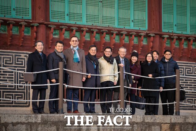 18일 오후 수원시 화성 용연 일대에서 김동연 도지사, 헹 스위 킷 싱가포르 부총리와 대표단이 친교 산책 중 기념 촬영을 하고 있다./경기도