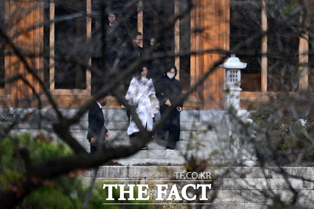 홍라희 전 리움미술관장, 이부진 호텔신라 사장, 이서현 삼성물산 사장, 김재열 삼성글로벌리서치 사장이 19일 오전 경기도 용인시 호암미술관 인근 선영에서 열린 호암 이병철 삼성 창업회장의 37주기인 추도식에 참석하고 있다. /용인=남윤호 기자