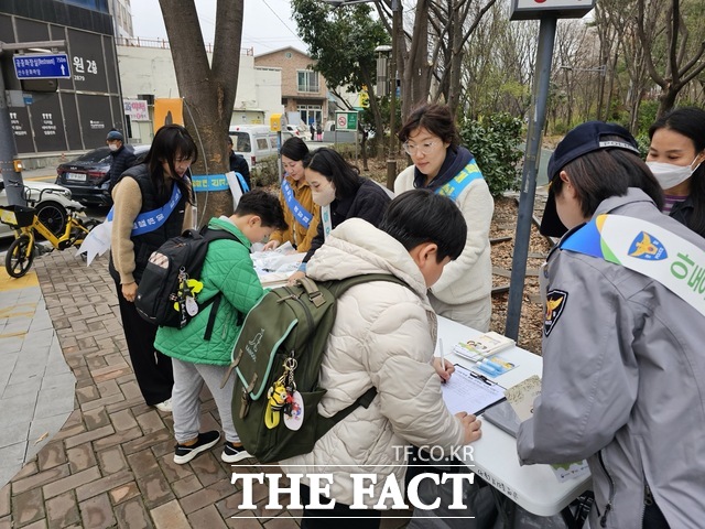 광주 동구가 19일 세계 아동 학대 예방의 날을 맞아 22일까지 무등산 입구 등에서 아동 학대 예방 캠페인을 진행한다./ 광주 동구