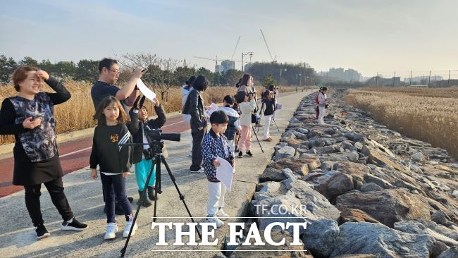 군산 금강미래체험관이 시민들의 친환경 생활 실천 유도 및 탄소중립 도시 구축 기반을 마련하기 위해 ‘배낭 멘 지구, 초록별 탐험’ 행사가 11월 23일부터 12월 29일까지 금강미래체험관 본관 및 기후변화체험관 등에서 열린다./군산시