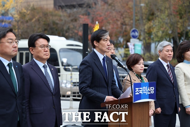 조국혁신당이 20일 광화문광장에서 윤석열 대통령에 대한 탄핵소추안 초안을 발표했다. 혁신당의 탄핵소추안 초안은 헌법 준수와 수호 의무 위배, 공익실현의무 위배 등 7개 항목과 15개 세부 사항을 담았다. 조국 대표는 지금 검찰은 윤석열 김건희 부부를 비호하는 방탄 검찰단으로 전락했다며 초안 공개를 계기로 모든 야당에 특검 처리와 국회 국정조사 추진을 촉구한다고 강조했다. /조국혁신당