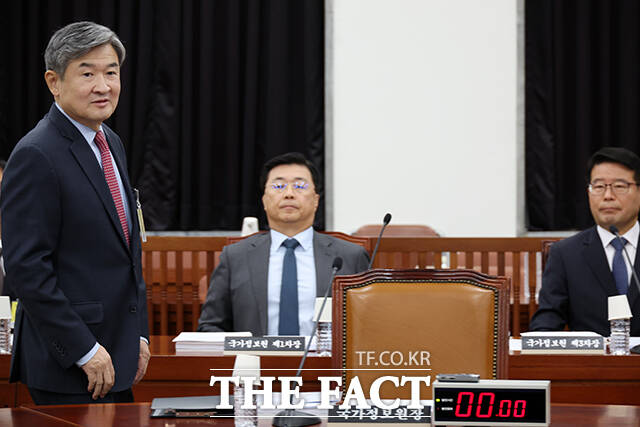 회의장 들어서는 조태용 국가정보원장(왼쪽).