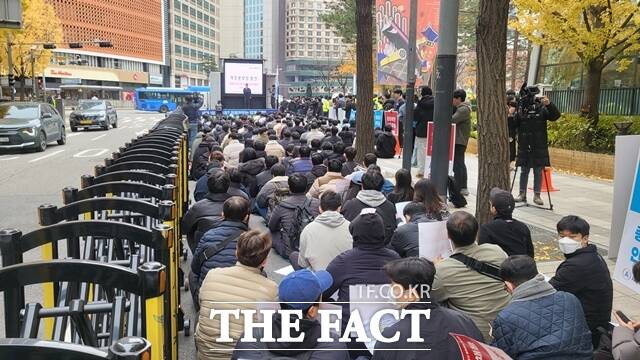 서울교통공사 제3노조인 올바른노조는 20일 오전 올바른노조는 서울시청 앞에서 임금과 복지 정상화를 위한 쟁의행위 출정집회를 열었다. /정소양 기자