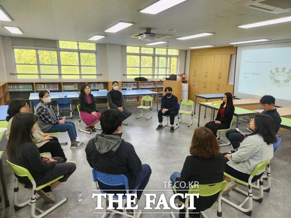 대전은어송중학교 교사들이 전문적 학습공동체 교사 연수 모임을 갖고 있다./대전시교육청