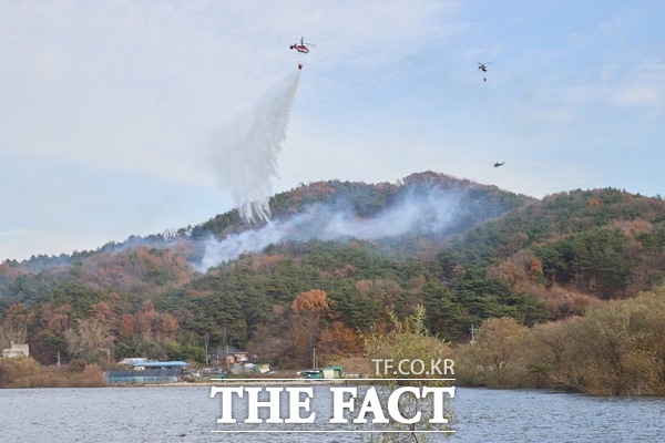 19일 아산시와 충남도가 송악면 궁평리 방미산 일원에서 2024년 산불진화 통합훈련을 실시하고 있다. /아산시