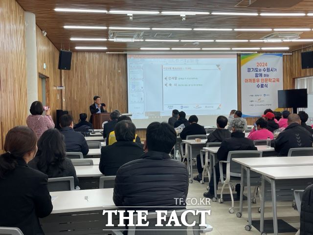 경기도는 20일 한신대학교 늦봄관에서 ‘어깨동무 인문학교육’ 수료식을 열고 21명의 수료생에게 증서를 전달했다./경기도