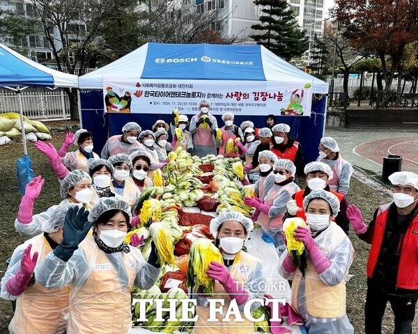 대전 법동종합사회복지관(관장 김성자)이 한국타이어 동그라미 한가족봉사단(회장 차원석)과 함께 20일 120명(1200㎏)의 지역어르신들에게 선물하는 사랑의 김장나눔 봉사를 펼쳤다./법동종합사회복지관