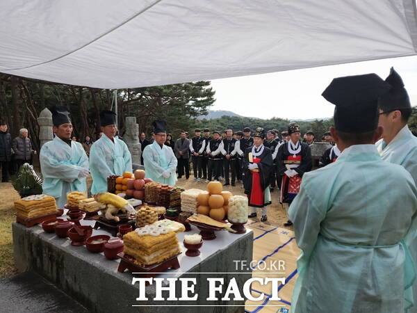 해병대전우회 충남연합회 아산지회 관계자가 충무공 이순신장군 서거 제426주기 추모 기신묘제를 거행하고 있다. /아산시