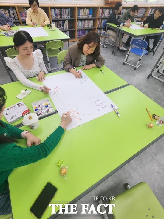 대전은어송중학교 교사들이 전문적 학습공동체 교사 연수 모임을 갖고 있다./대전시교육청