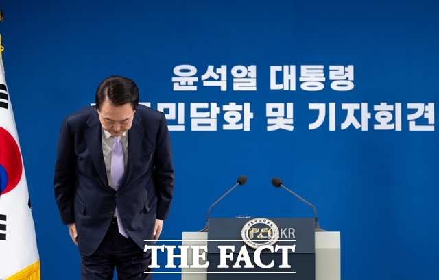 윤석열 대통령이 7일 용산 대통령실에서 대국민담화 및 기자회견을 진행하는 도중 국민들에게 고개숙여 사과하고 있다. /대통령실