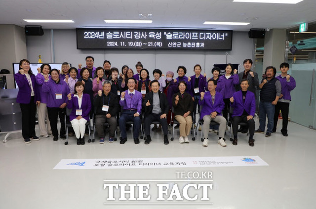 박우량 신안군(앞줄 왼쪽에서 세 번째)수가 압해읍사무소 내 가족센터에서 슬로시티 시민강사 양성 교육에 앞서 관계자 및 교육생들과 기념촬영을 하고 있다./신안=홍정열 기자