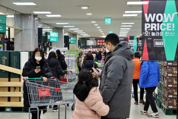 롯데마트는 상권분석을 통해 창고형 할인매장 맥스 출점 가능 지역을 검토 중이다. 사진은 롯데마트 맥스 상무점 내부 전경. /롯데마트