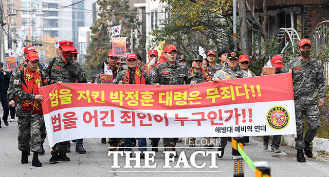 해병대예비역연대가 21일 오후 서울 용산구 중앙지역군사법원 앞에서 박정훈 전 해병대 수사단장 무죄 탄원 기자회견에 참석하고 있다. /서예원 기자