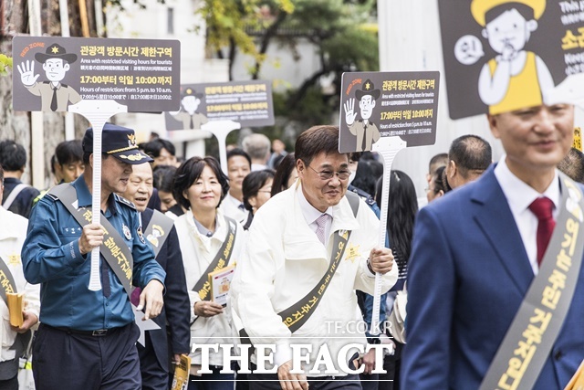 서울 종로구가 북촌 관광객 방문시간 통제에 이어 내년부터 전세버스 통행을 제한한다. /종로구