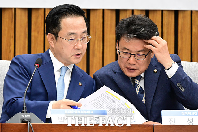 홍철호 대통령실 정무수석이 윤석열 대통령에게 무엇을 사과했는지 보충 설명을 요구한 기자의 태도가 무례하다고 지적하자 더불어민주당은 도대체 무례한 게 누군가라고 비판했다. /남윤호 기자