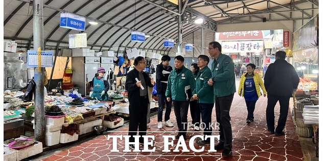 겨울철에 대비해 태안군은 다중이용시설에 대해 관계당국과 합동점검에 나서 21일 태안읍 전통시장에서 점검을 벌이고 있다./ 태안군.