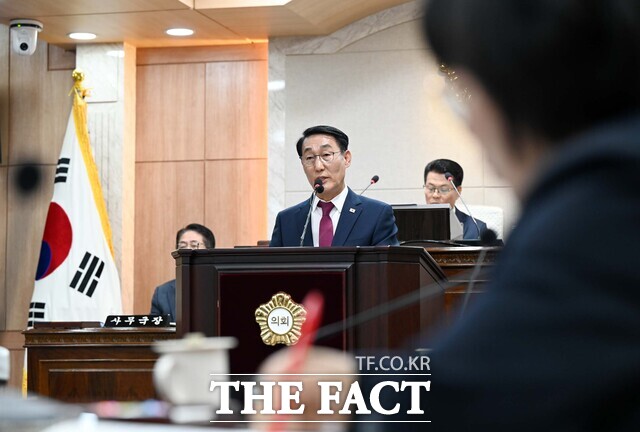 이용록 홍성군수가 21일 홍성군의회 본회의장에서 내년 예산안과 관련한 군정 연설을 하고 있다. /홍성군