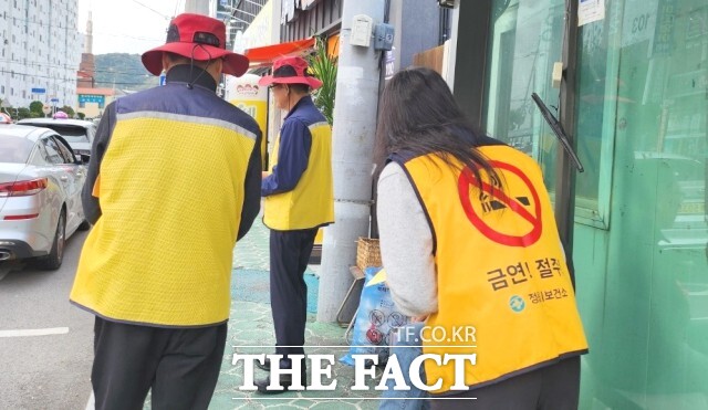 정읍시는 오는 27일까지 공중이용시설 76개소와 담배 소매 업소 364개소를 대상으로 지도·점검을 실시한다. / 정읍시