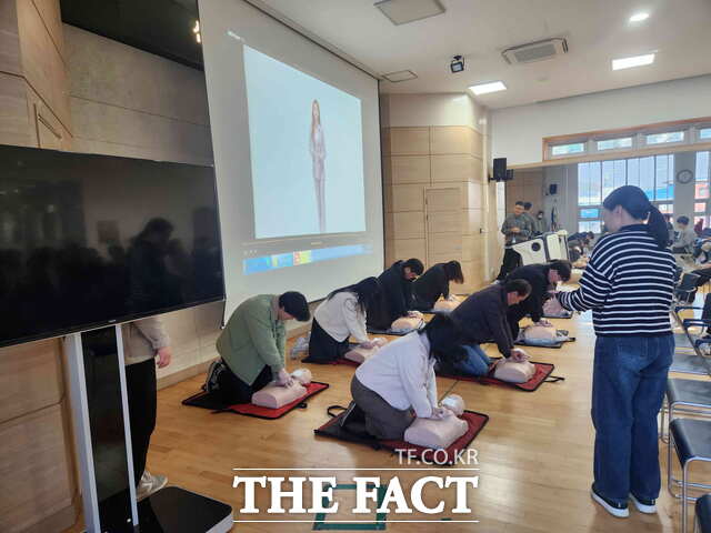 서천군이 서천군청 공무원 100여 명을 상대로 일상생활에서의 신속한 대응을 위해 심폐소생술(CPR) 및 응급처치 교육을 실시하고 있다. / 서천군