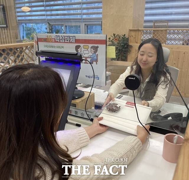 전북도교육청은 ‘민원의 날’을 맞아 고객지원실에 방문하는 시민들에게 상호 존중의 문구가 적힌 홍보물품과 간식을 제공했다. /전북도교육청