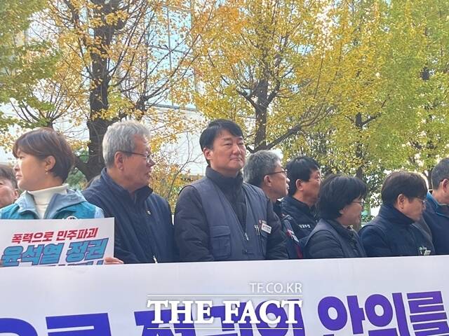 윤석열 대통령 퇴진 요구 집회에서 불법행위를 사전 기획한 혐의로 입건된 양경수 전국민주노동조합총연맹(민주노총) 위원장이 22일 피의자 신분으로 경찰에 출석했다. /정인지 인턴기자