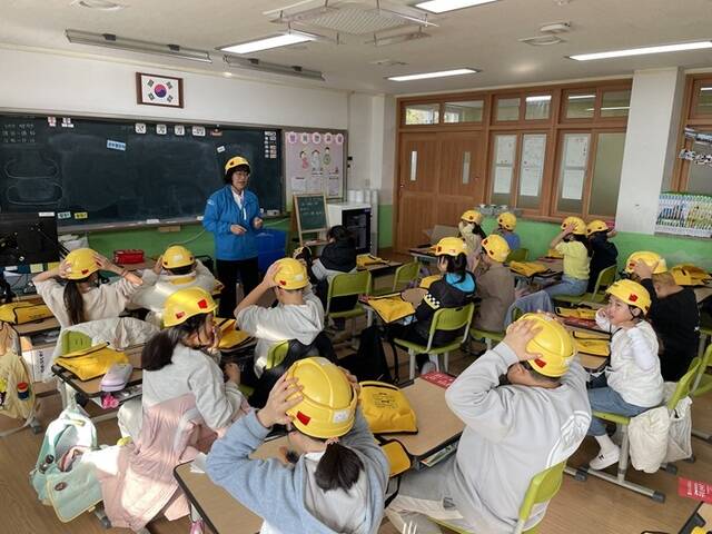 현대건설은 지난 21일 건설산업사회공헌재단, 플랜코리아와 함께 경북 울진군 죽변초등학교에서 재난대피교육 및 재난안전 경안전모 전달식을 가졌다고 22일 밝혔다. /현대건설