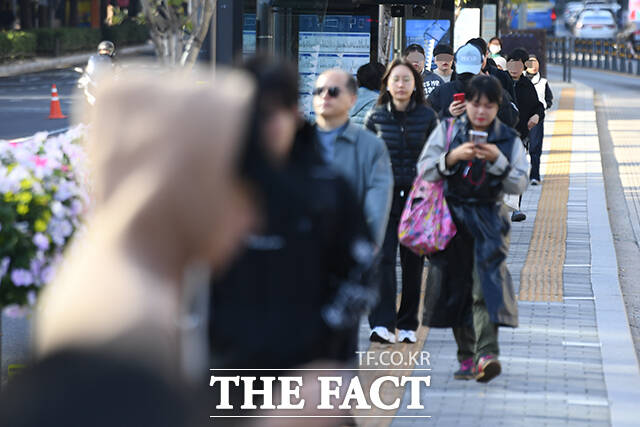 토요일 23일 아침 기온이 전날보다 2~7도 가량 낮아지면서 쌀쌀한 주말 아침을 맞이하겠다. 전국 내륙을 중심으로 얼음이 얼고 서리가 내리는 곳이 있을 전망이다. /장윤석 기자