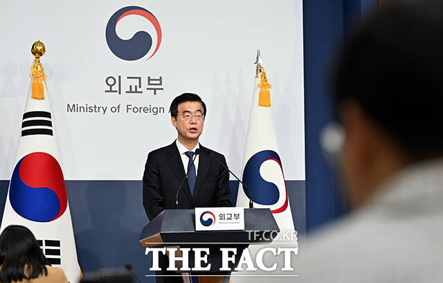 정부가 일제강점기 사도광산의 강제징용 피해자들을 추모하기 위해 열리는 사도광산 추도식에 불참을 결정했다. 이재웅 외교부 대변인이 지난 7일 서울 종로구 외교부 청사 브리핑룸에서 정례브리핑을 하는 모습. /임영무 기자