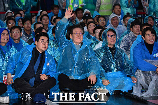 이재명 더불어민주당 대표가 16일 오후 서울 종로구 광화문광장에서 열린 김건희 윤석열 국정농단 규탄·특검 촉구 3차 국민행동의 날 집회에 참석해 인사하고 있다./남윤호 기자