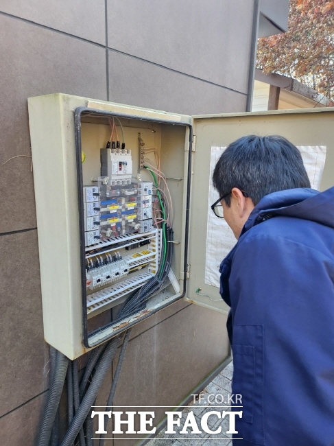 용인시 관계자가 야영장을 대상으로 안전관리 실태를 점검하고 있는 모습./용인시