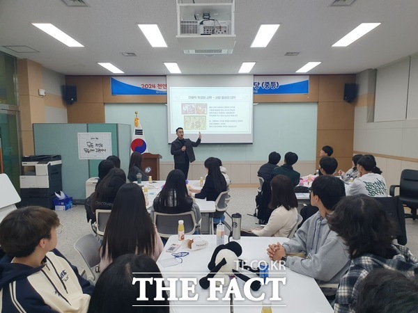 23일 천안교육지원청 교육혁신센터 관계자가 혁신학교와 혁신동행학교 학생을 대상으로 ‘천안 혁신(동행)학교 학생 이야기 한마당’을 개최하고 있다. /천안교육지원청