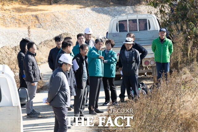 김돈곤 청양군수가 지난 22일까지 칠갑산 동쪽 지역 4개면(정산면, 목면, 청남면, 장평면)에서 하반기 이동군수실을 통해 현장 민원을 확이하고 하고 있다. /청양군