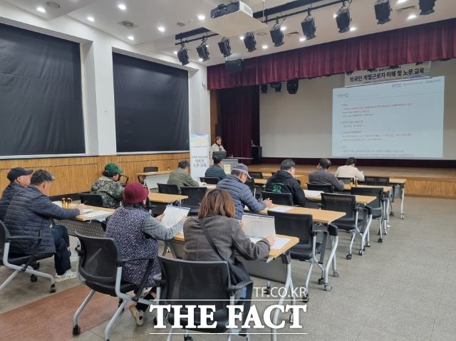 경기도, 경기도농수산진흥원이 운영하는 경기도농촌인력지원센터에서 내달 4일까지 ‘2025년 외국인 계절근로자 사업 참여 고용주 대상 인권 교육’을 진행한다고 25일 밝혔다./경기도농수산진흥원