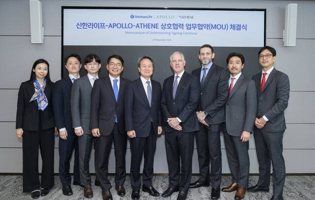 지난 22일 서울 중구 신한라이프 본사에서 진행된 업무 협약식이 진행된 가운데 진옥동 신한금융그룹 회장(가운데)과 이영종 신한라이프 사장(왼쪽 네 번째)이 짐 젤터 아폴로에셋매니지먼트 공동회장(오른쪽 네 번째) 및 관계자들과 기념 촬영을 하고 있다. /신한라이프