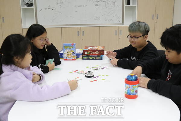 대전문화초등학교의 새로운 공간인 교육복지실에서 4학년 학생들이 보드게임을 즐기고 있다./정예준 기자