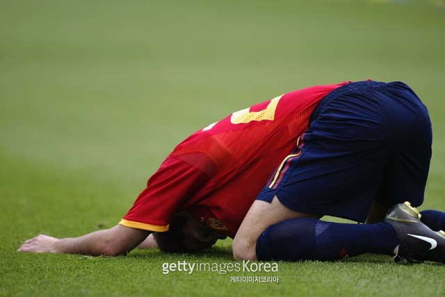 이운재 미워! 2002 한일 월드컵 한국-스페인 8강전에서 스페인의 호아킨이 승부차기를 실패한 뒤 괴로워하고 있다. /게티이미지