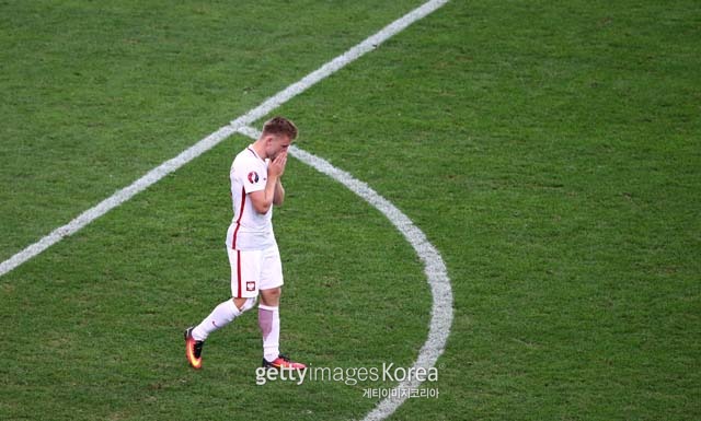 결정적인 승부차기 실패! 폴란드의 네 번째 키커 브와스치코프스키가 승부차기를 놓친 뒤 망연자실하고 있다. /마르세유(프랑스)=게티이미지