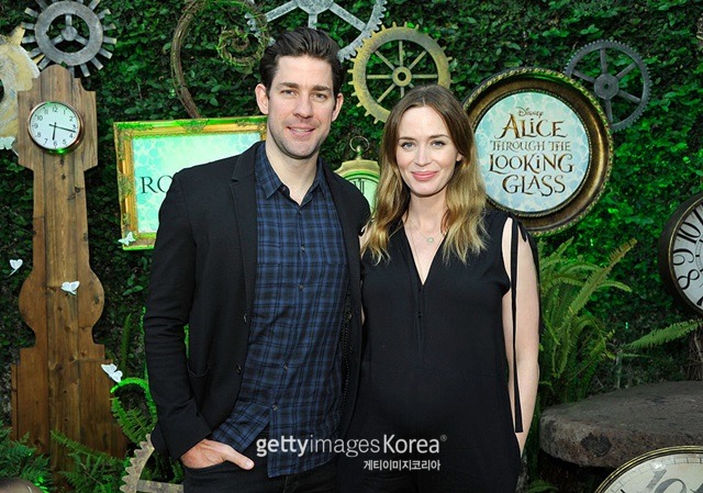 존 크래신스키♥에밀리 블런트. 할리우드 배우 존 크래신스키와 에밀리 블런트 부부가 2주 전 둘째 딸 바이올렛을 얻었다. /캘리포니아(미국)=게티이미지