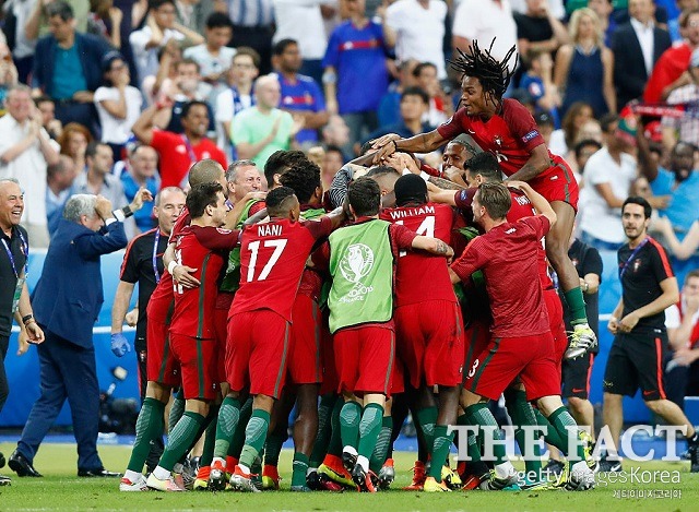 포르투갈 유로 2016 우승, 에데르 결승골! 포르투갈이 11일 열린 유로 2016 프랑스와 결승전에서 에데르의 결승골을 앞세워 1-0으로 이겼다. / 파리 = 게티이미지