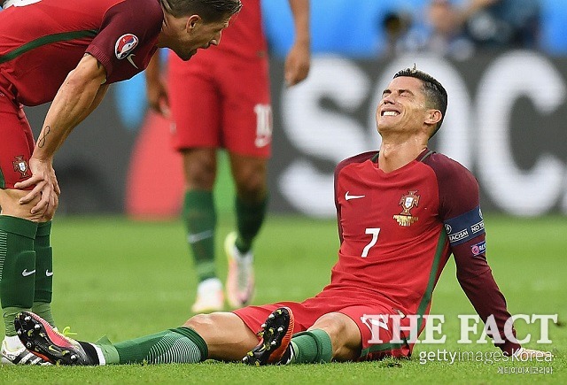 프랑스-포르투갈 유로 2016 결승전, 호날두 눈물! 11일 열린 유로 2016 결승전 프랑스-포르투갈 결승전이 득점 없이 전반전이 끝났다. / 파리 = 게티이미지