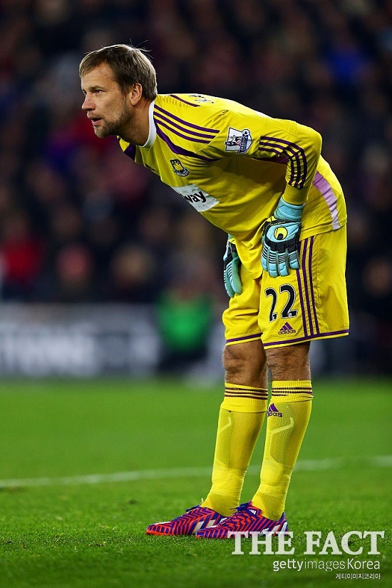 결정적 실수! 유시 야스켈라이넨이 16일 열린 맨체스터 유나이티드전에서 결정적인 실책을 저질렀다. / 게티이미지